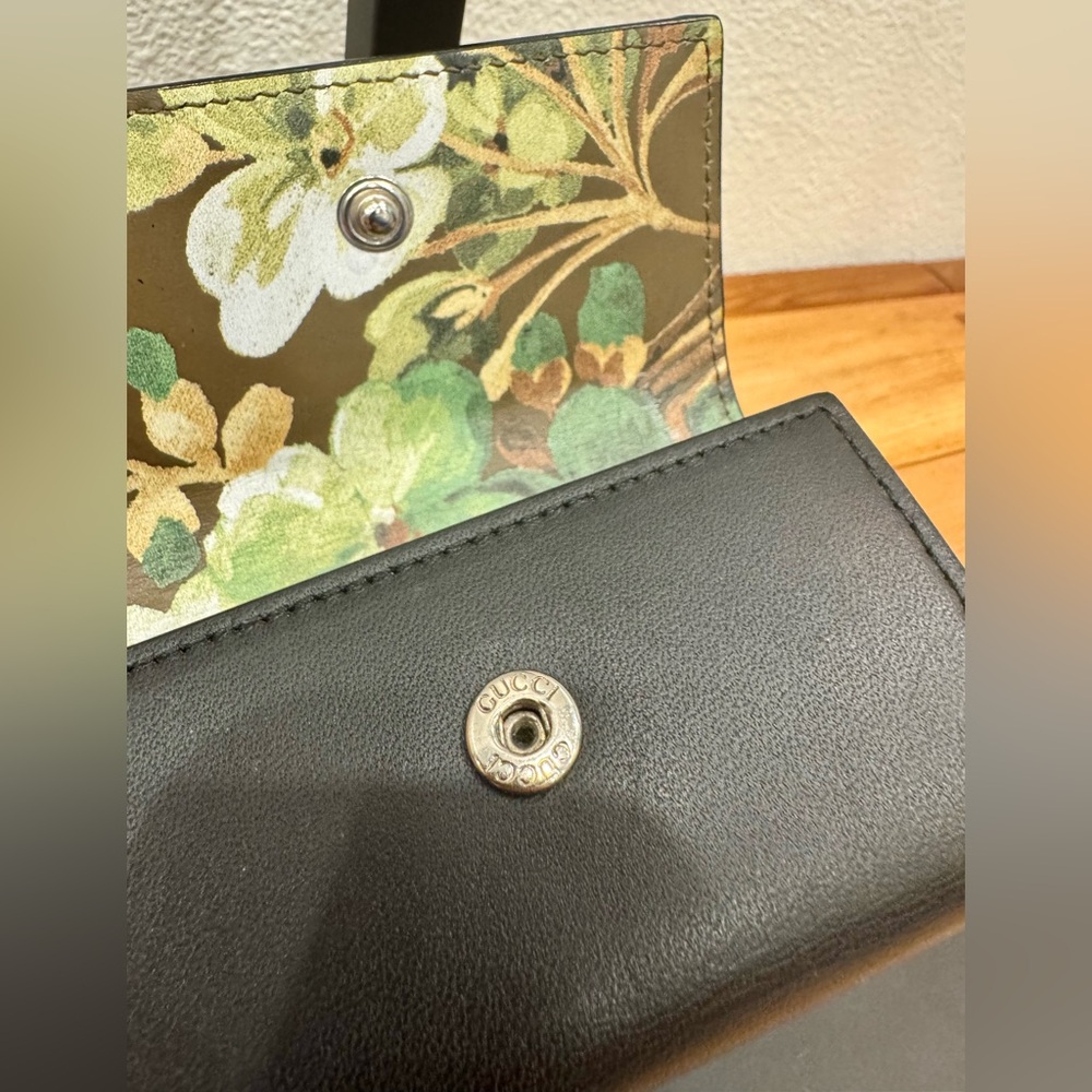 Gucci Black Leather 6-Ring Key Case with Blooms Floral Interior - Picture 5 of 7